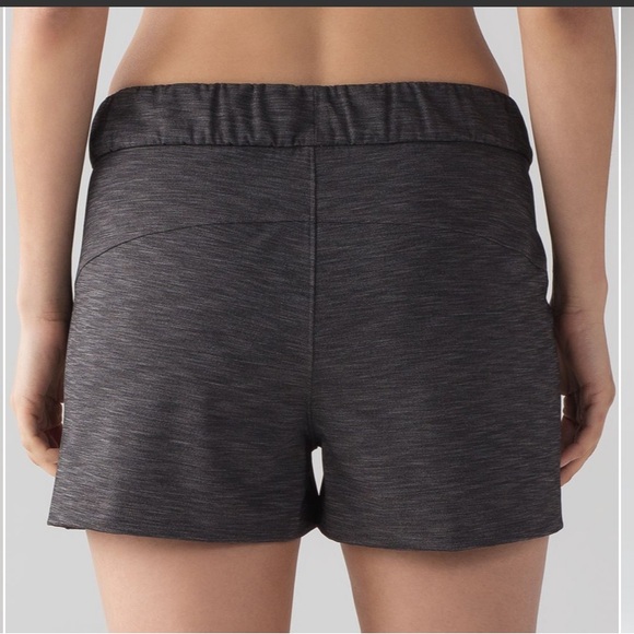 Lululemon On The Fly Short (3") size 8 - Picture 2 of 9